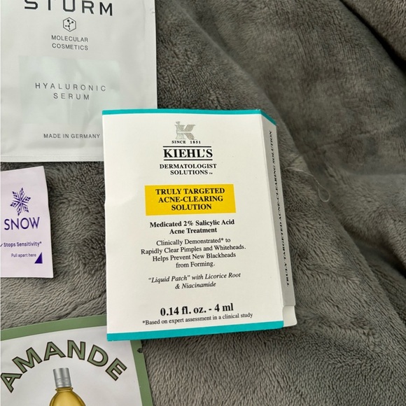 Skincare bundle with 11 various samples - Picture 4 of 6